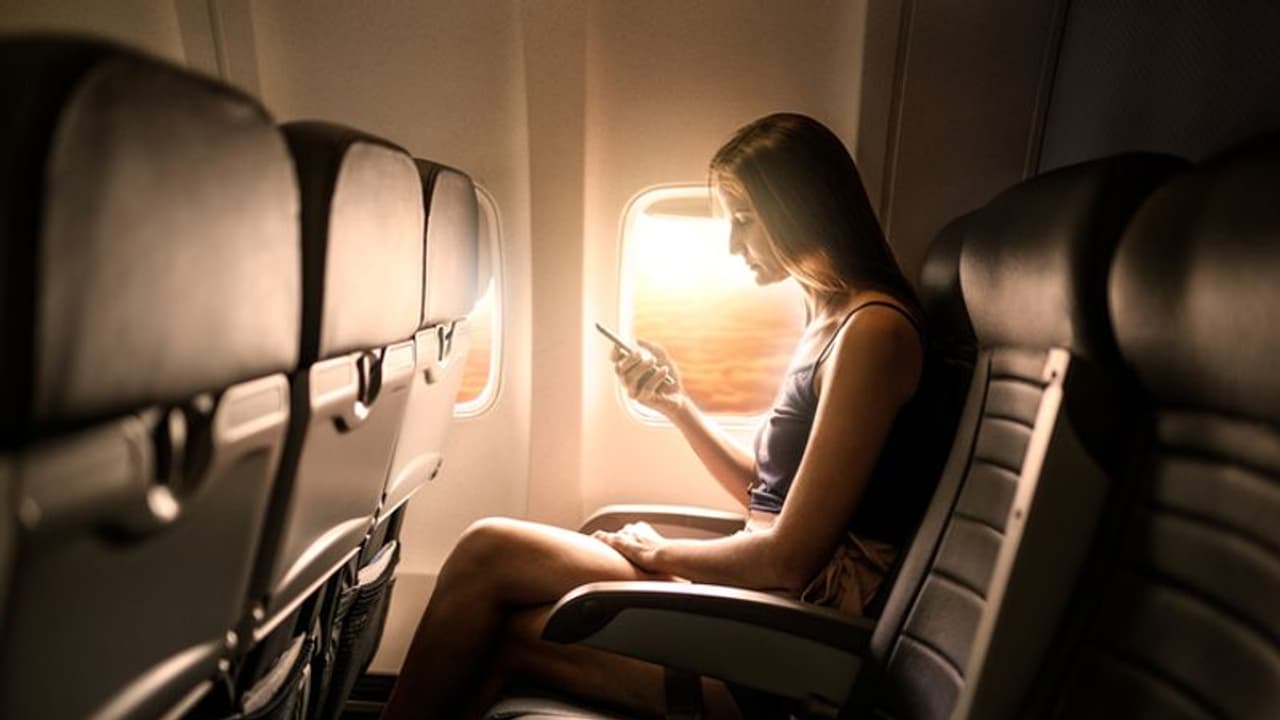 വിമാനത്തില്‍വെച്ച് സ്ത്രീകള്‍ ഉള്‍പ്പടെ യാത്രികരുടെ ഫോണുകളിലേക്ക് തുരുതുരാ നഗ്‌നചിത്രങ്ങള്‍! 