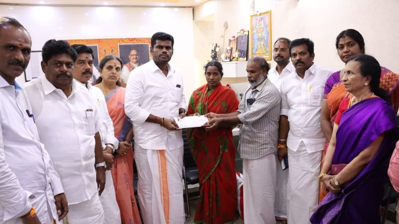 முதலமைச்சரை பார்த்தும் திருப்தி இல்ல... அண்ணாமலையை ஆபீசுக்கே போய் பார்த்த ஸ்ரீமதி அம்மா செல்வி.. முதலமைச்சரை பார்த்தும் திருப்தி இல்ல... அண்ணாமலையை ஆபீசுக்கே போய் பார்த்த ஸ்ரீமதி அம்மா செல்வி..