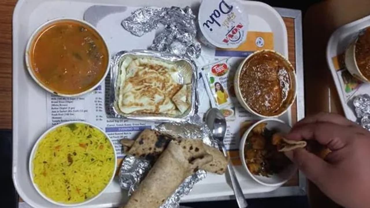 ട്രെയിനിലെ ഭക്ഷണം നല്ലതെന്ന് മന്ത്രി; ഫോട്ടോ ഇട്ടതേ ഓര്മ്മയുള്ളൂ, വിമര്ശനങ്ങളുടെ മേളം... ട്രെയിനിലെ ഭക്ഷണം നല്ലതെന്ന് മന്ത്രി; ഫോട്ടോ ഇട്ടതേ ഓര്മ്മയുള്ളൂ, വിമര്ശനങ്ങളുടെ മേളം...