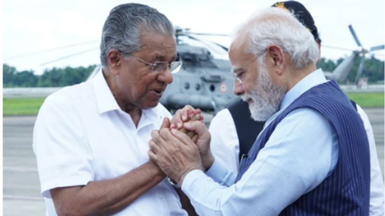 യാത്രയാക്കി പിണറായി, കൈ ചേര്ത്തുപിടിച്ച് മോദി യാത്രയാക്കി പിണറായി, കൈ ചേര്ത്തുപിടിച്ച് മോദി