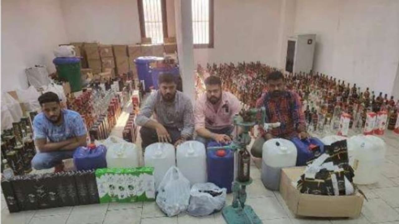 മദ്യം നിര്‍മിച്ച് വിദേശ കമ്പനികളുടെ ലേബല്‍ പതിച്ച് വില്‍പന; നാല് പ്രവാസികള്‍ അറസ്റ്റില്‍
