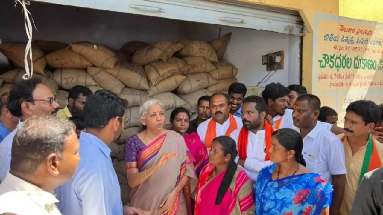Nirmala Sitharaman: பிரதமர் மோடி போட்டோ எங்கே? மாவட்ட ஆட்சியருக்கு உத்தரவு பிறப்பித்த நிர்மலா சீதாராமன்..!