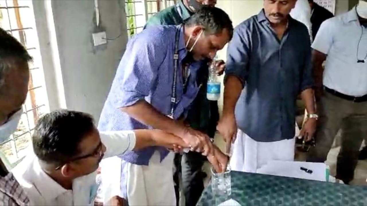 മണി കെട്ടാൻ വിജിലൻസ്; 200 അഴിമതിക്കാരുടെ പട്ടിക തയ്യാർ, കെണിവെച്ച് പിടിക്കാൻ ഉദ്യോഗസ്ഥർക്ക് നിർദ്ദേശം മണി കെട്ടാൻ വിജിലൻസ്; 200 അഴിമതിക്കാരുടെ പട്ടിക തയ്യാർ, കെണിവെച്ച് പിടിക്കാൻ ഉദ്യോഗസ്ഥർക്ക് നിർദ്ദേശം