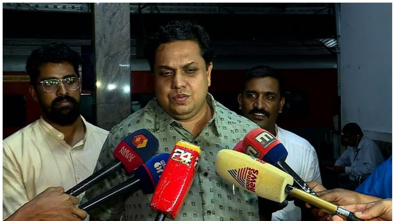 'പറയേണ്ടിടത്ത് ഇനിയും രാഷ്ട്രീയം പറയും; മന്ത്രിയാകണോ സ്പീക്കറാകണോ എന്ന് തീരുമാനിക്കുന്നത് പാര്ട്ടി': ഷംസീര് 'പറയേണ്ടിടത്ത് ഇനിയും രാഷ്ട്രീയം പറയും; മന്ത്രിയാകണോ സ്പീക്കറാകണോ എന്ന് തീരുമാനിക്കുന്നത് പാര്ട്ടി': ഷംസീര്