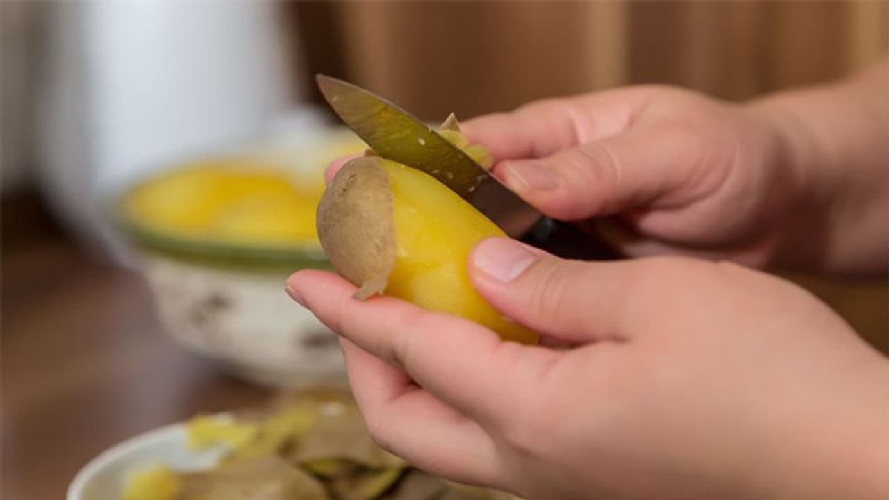 കറിയില്‍ ഉപ്പോ എരിവോ കൂടിയാല്‍ ഉരുളക്കിഴങ്ങ് വച്ച് പരിഹരിക്കുന്നത് എങ്ങനെ?