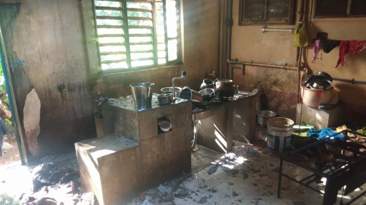 Cylinder blast: ಅಡುಗೆ ಅನಿಲ ಸೋರಿಕೆಯಿಂದ ಬೆಂಕಿ: ತಪ್ಪಿದ ಭಾರೀ ದುರಂತ Cylinder blast: ಅಡುಗೆ ಅನಿಲ ಸೋರಿಕೆಯಿಂದ ಬೆಂಕಿ: ತಪ್ಪಿದ ಭಾರೀ ದುರಂತ