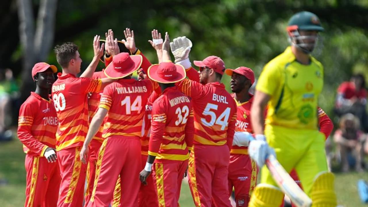 സിംബാബ്വെയെ ശക്തരായ ടീമുകള്ക്കെതിരെ കളിപ്പിക്കൂ! ഓസീസിനെ തോല്പ്പിച്ചതിന് പിന്നാലെ പ്രകീര്ത്തിച്ച് ആരാധകര് സിംബാബ്വെയെ ശക്തരായ ടീമുകള്ക്കെതിരെ കളിപ്പിക്കൂ! ഓസീസിനെ തോല്പ്പിച്ചതിന് പിന്നാലെ പ്രകീര്ത്തിച്ച് ആരാധകര്