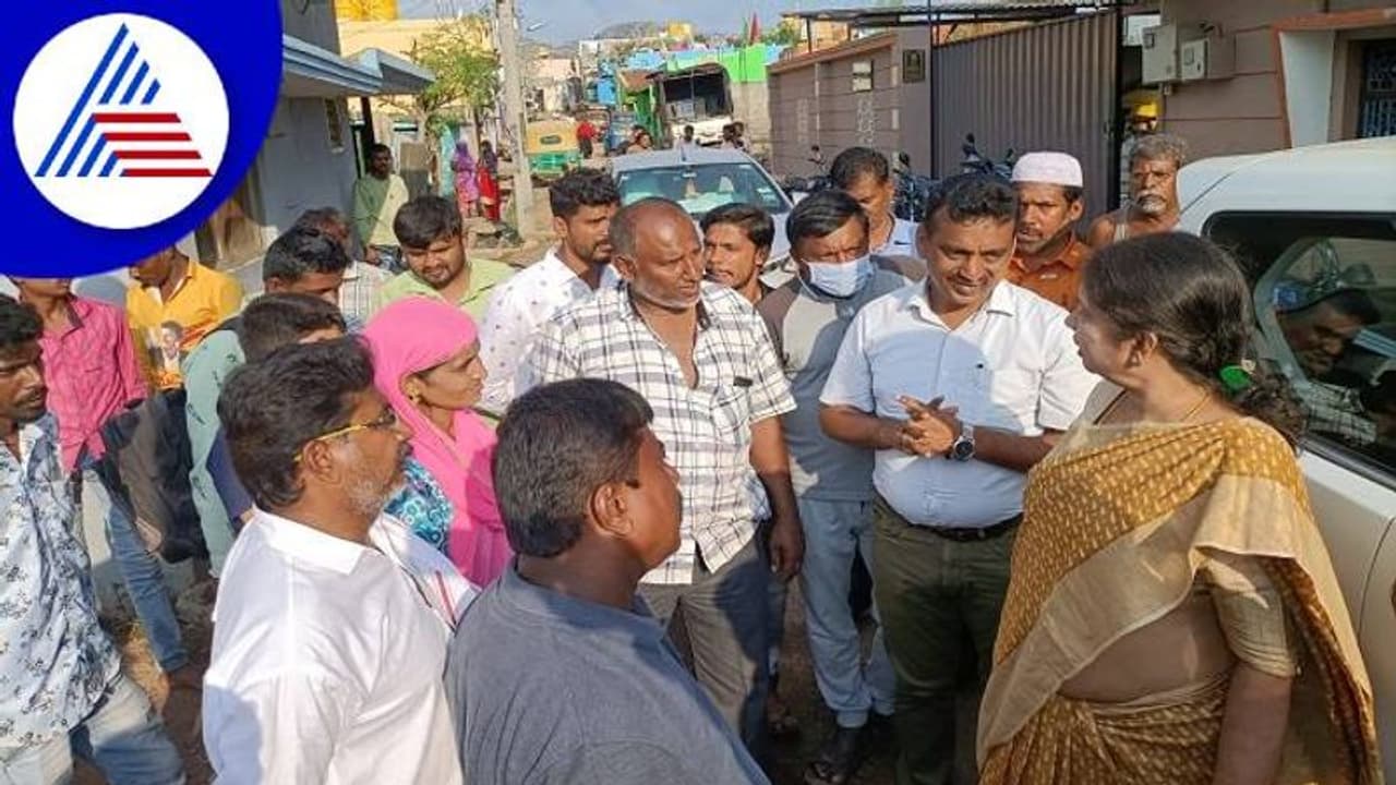 ರಾಮನಗರ: ವಯ​ಸ್ಸಾ​ಗಿದೆ ಎಷ್ಟು ಮಾತಾ​ಡ್ತೀ​ರ್ರಿ ಎಂದ ಶಾ​ಸಕಿ ಅನಿತಾ ವಿರುದ್ಧ ನೆರೆ ಸಂತ್ರ​ಸ್ತರು ಗರಂ