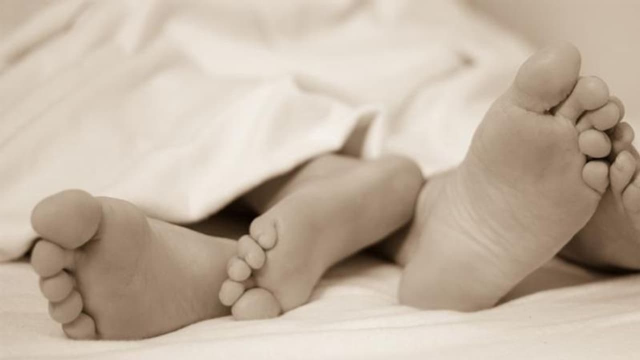 SEX से जुड़ी अजीब चीजें: यहां तो अंडर गारमेंट्स पहनकर बनाते हैं संबंध