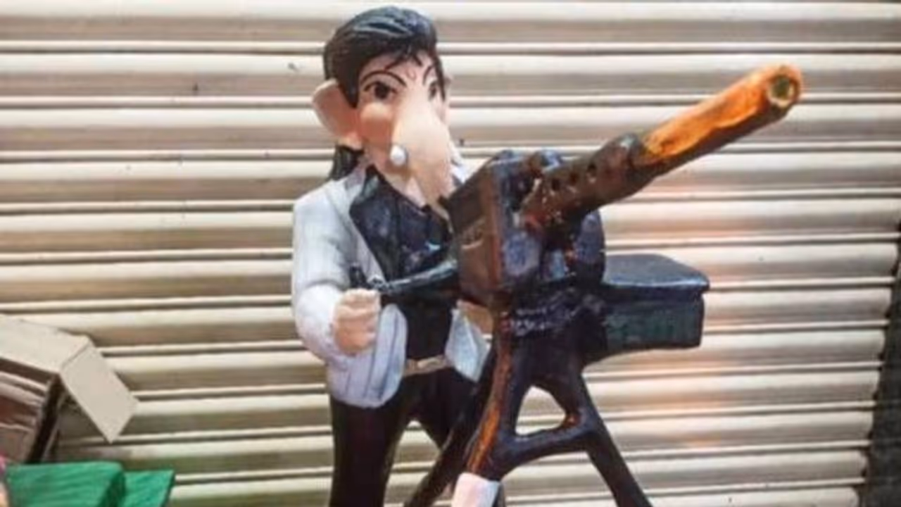 കെജിഎഫ് പ്രേമം മൂത്തു, ഗണേശ വിഗ്രഹത്തെ റോക്കി ഭായ് ആക്കി, വൻ വിമർശനം കെജിഎഫ് പ്രേമം മൂത്തു, ഗണേശ വിഗ്രഹത്തെ റോക്കി ഭായ് ആക്കി, വൻ വിമർശനം