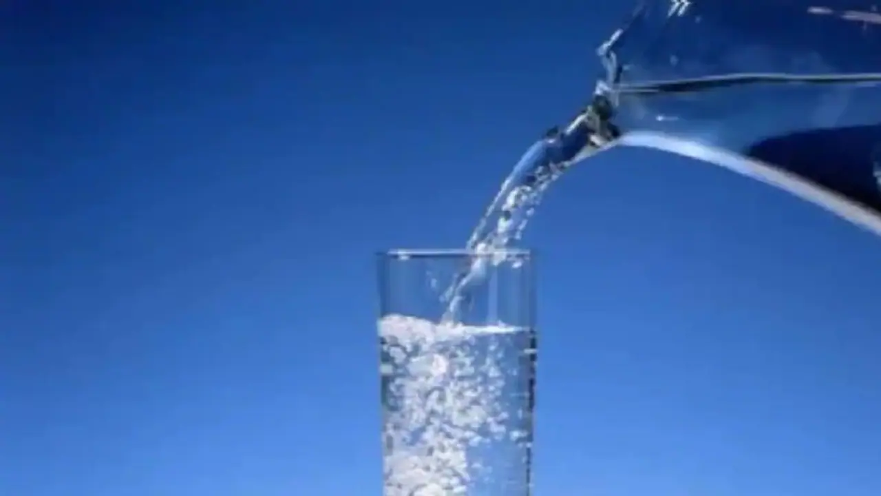 यूपी के इस गांव में हर ग्रामीण पीता है आरओ का पानी, यहां की सुविधाओं को देख रह जाएंगे हैरान यूपी के इस गांव में हर ग्रामीण पीता है आरओ का पानी, यहां की सुविधाओं को देख रह जाएंगे हैरान