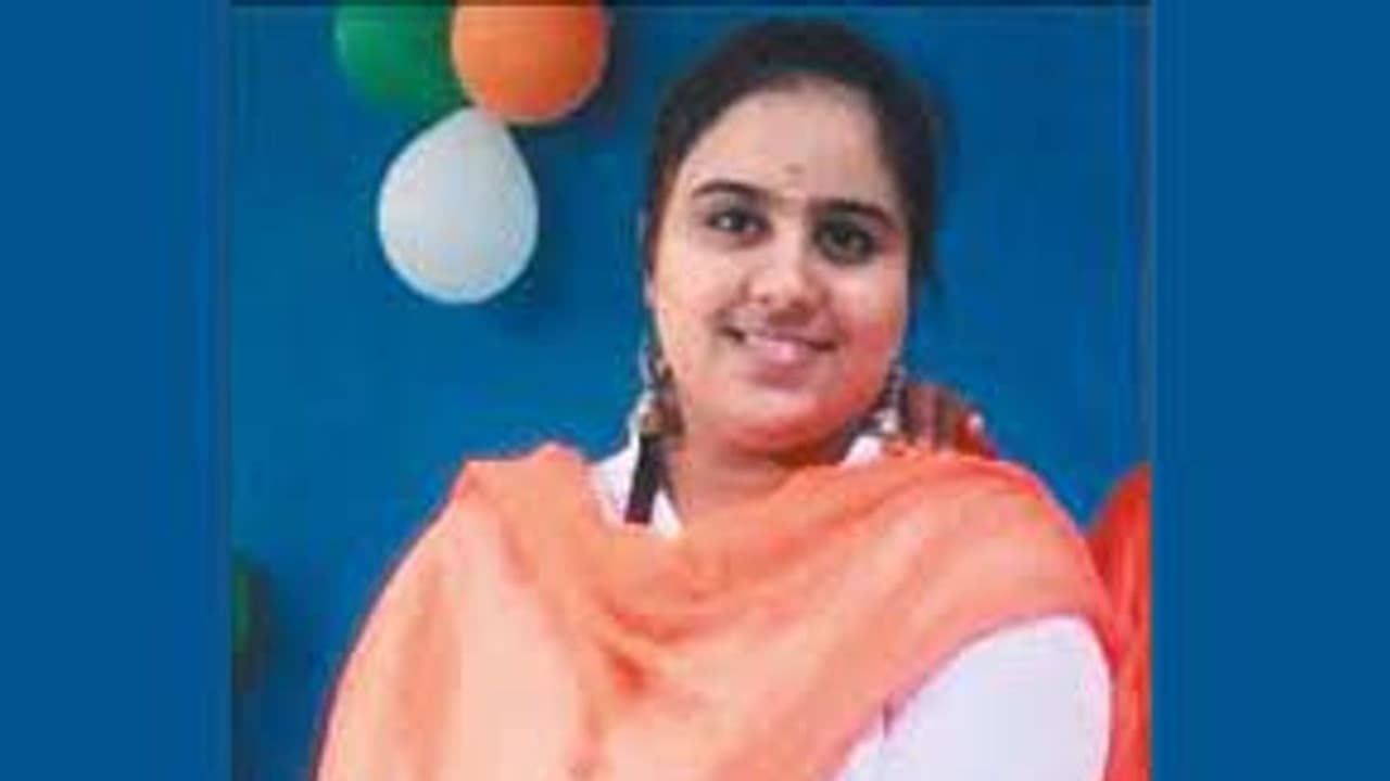 காயத்துடன் இரத்த வெள்ளத்தில் கிடந்த மாணவி.. படிக்கட்டில் உருண்டு விழுந்து உயிரிழப்பு..? போலீசார் விசாரணை காயத்துடன் இரத்த வெள்ளத்தில் கிடந்த மாணவி.. படிக்கட்டில் உருண்டு விழுந்து உயிரிழப்பு..? போலீசார் விசாரணை