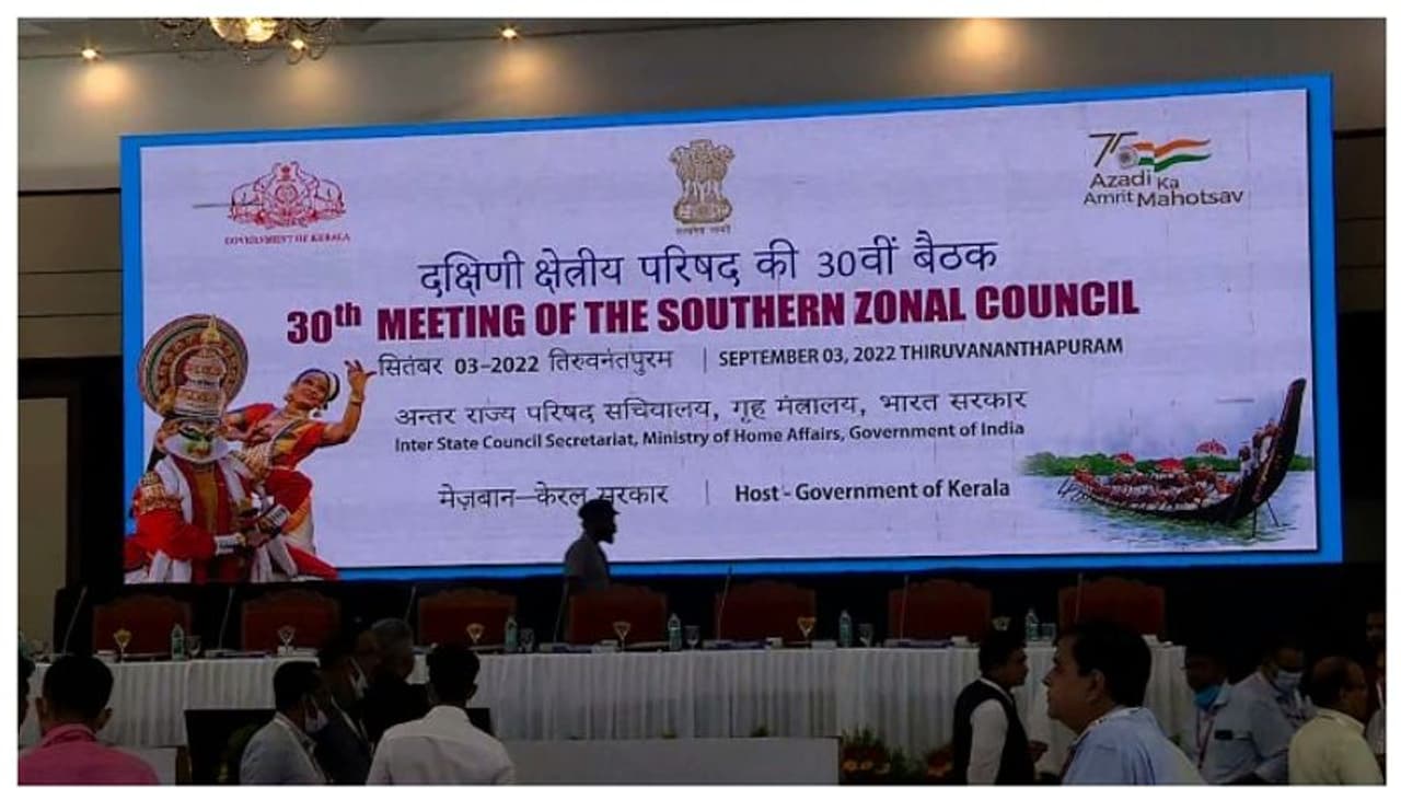 സതേണ് സോണല് കൗണ്സില്: സില്വര്ലൈന് ചര്ച്ചയാകും, അതിവേഗ റെയില് ഇടനാഴി ആവശ്യപ്പെട്ട് തമിഴ്നാട് സതേണ് സോണല് കൗണ്സില്: സില്വര്ലൈന് ചര്ച്ചയാകും, അതിവേഗ റെയില് ഇടനാഴി ആവശ്യപ്പെട്ട് തമിഴ്നാട്