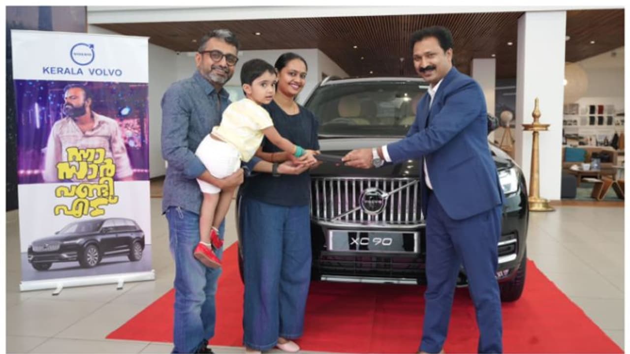 'കുഴിക്കേസ്' വൻ വിജയം, കുഴിയിലും ചതിക്കാത്ത കാര് സ്വന്തമാക്കി സംവിധായകൻ; വില 96 ലക്ഷം! 'കുഴിക്കേസ്' വൻ വിജയം, കുഴിയിലും ചതിക്കാത്ത കാര് സ്വന്തമാക്കി സംവിധായകൻ; വില 96 ലക്ഷം!