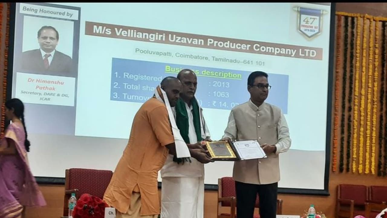 வெள்ளியங்கிரி உழவன் நிறுவனத்துக்கு 'சிறந்த FPO' விருது..! கடந்த ஆண்டு ரூ.17 கோடி Turn over செய்து சாதனை வெள்ளியங்கிரி உழவன் நிறுவனத்துக்கு 'சிறந்த FPO' விருது..! கடந்த ஆண்டு ரூ.17 கோடி Turn over செய்து சாதனை