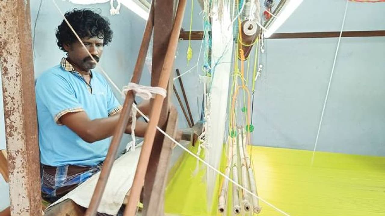 സ്വന്തമായി നിര്മിച്ച തറിയില് പട്ടുസാരി നെയ്ത് ഗോവിന്ദരാജ് സ്വന്തമായി നിര്മിച്ച തറിയില് പട്ടുസാരി നെയ്ത് ഗോവിന്ദരാജ്