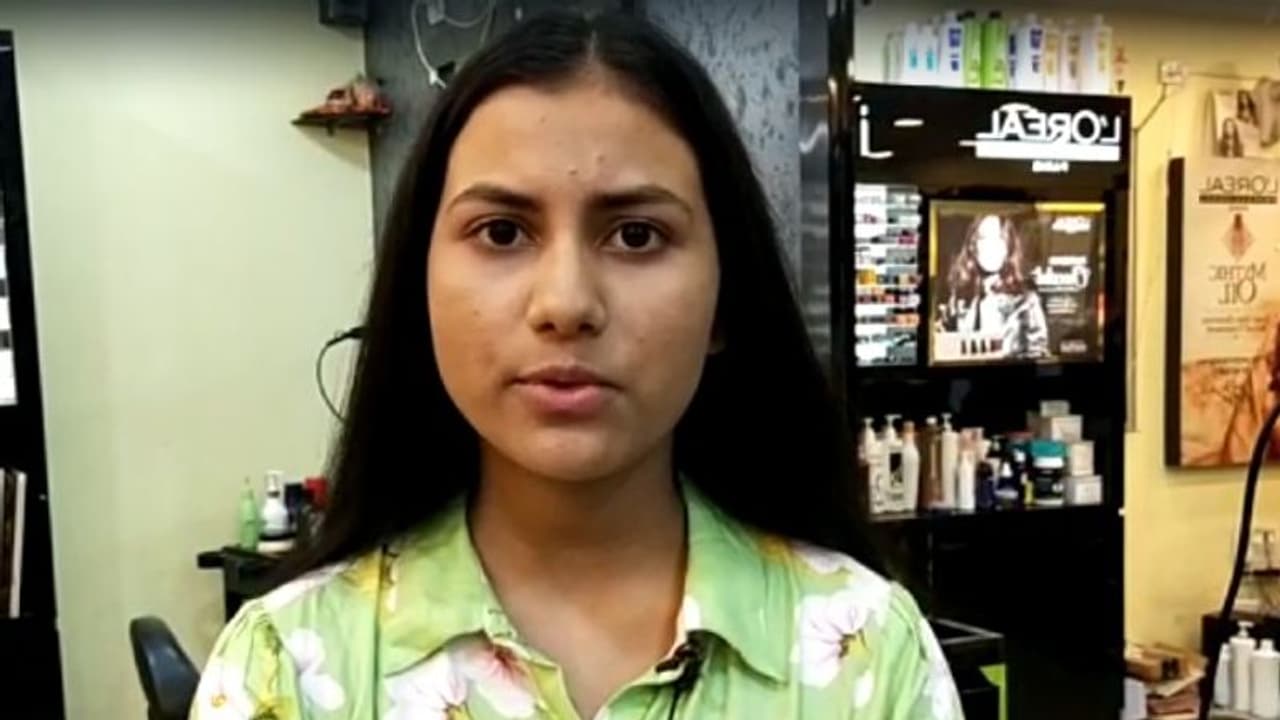 নিজের একরাশ ঘন কালো চুল দিয়ে দিলেন ক্যান্সার আক্রান্তদের জন্য, নজির নবম শ্রেণীর ছাত্রীর