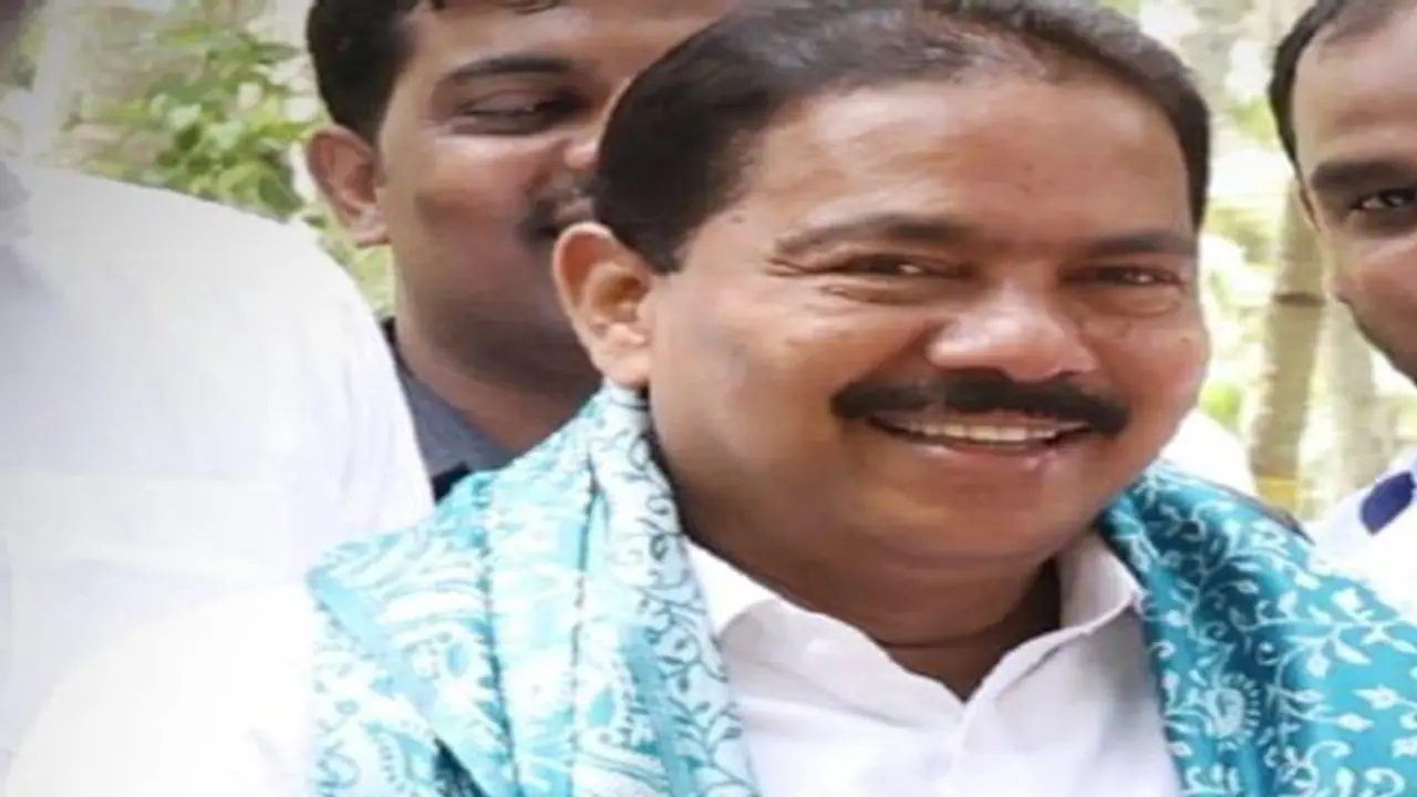 అస్వస్థతకు గురైన ఏపీ మంత్రి విశ్వరూప్: చికిత్స కోసం ముంబైకి తరలింపు అస్వస్థతకు గురైన ఏపీ మంత్రి విశ్వరూప్: చికిత్స కోసం ముంబైకి తరలింపు