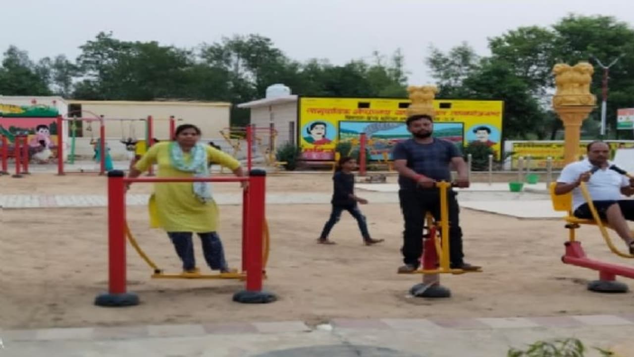 प्रधान ने जज्बे से बदल दी गांव की तस्वीर, एक ही कैंपस में ग्रामीणों को मिल रही इतनी सुविधाएं प्रधान ने जज्बे से बदल दी गांव की तस्वीर, एक ही कैंपस में ग्रामीणों को मिल रही इतनी सुविधाएं