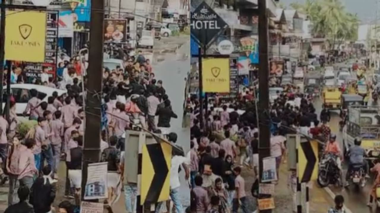 ജൂനിയേഴ്സ് മുണ്ടുടുത്തത് സീനിയേഴ്സിന് ഇഷ്ടപ്പെട്ടില്ല; നിലമ്പൂരില് വിദ്യാര്ഥികളുടെ കൂട്ടത്തല്ല് വീഡിയോ ജൂനിയേഴ്സ് മുണ്ടുടുത്തത് സീനിയേഴ്സിന് ഇഷ്ടപ്പെട്ടില്ല; നിലമ്പൂരില് വിദ്യാര്ഥികളുടെ കൂട്ടത്തല്ല് വീഡിയോ
