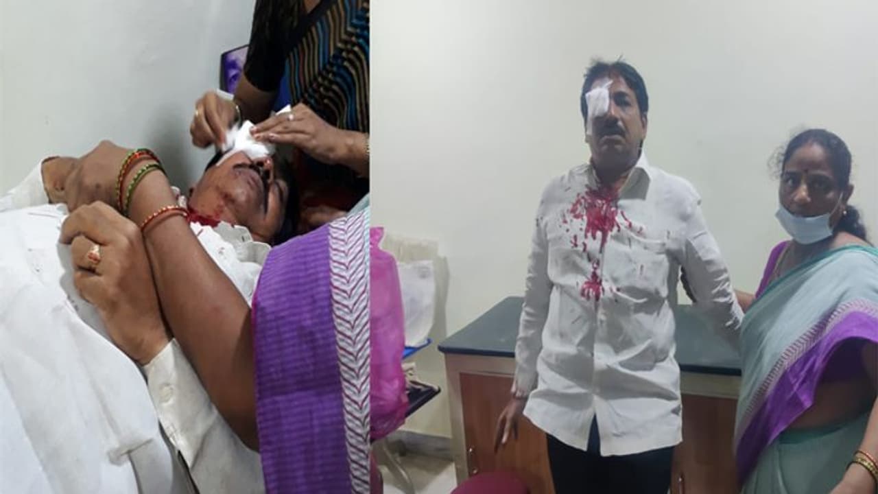 బెజవాడలో టీడీపీ నేతపై దుండగుల దాడి... తీవ్ర గాయాలు బెజవాడలో టీడీపీ నేతపై దుండగుల దాడి... తీవ్ర గాయాలు