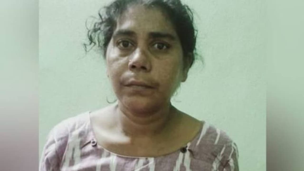 ഡ്രൈ ഡേയില് അടക്കം 'ഓടുന്ന ബാര്' നടത്തിയ യുവതി കൊച്ചിയില് പിടിയില് ഡ്രൈ ഡേയില് അടക്കം 'ഓടുന്ന ബാര്' നടത്തിയ യുവതി കൊച്ചിയില് പിടിയില്