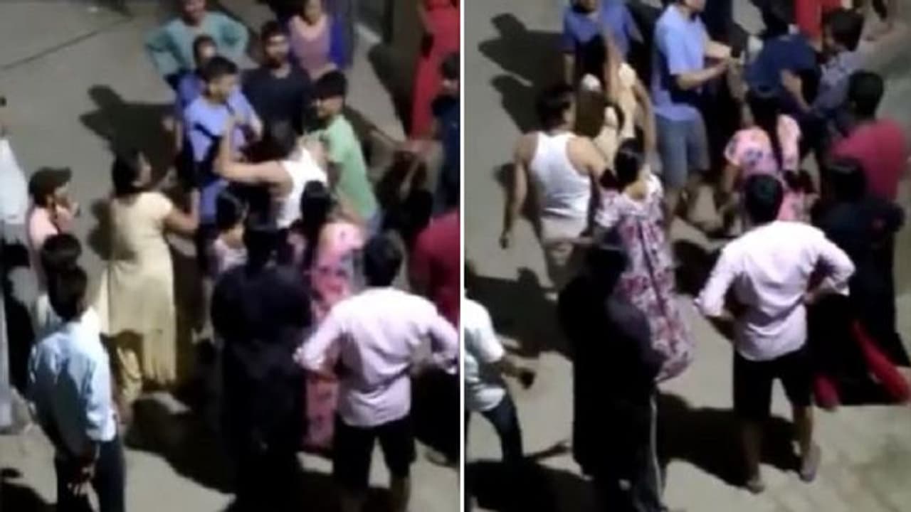 आगरा में नशेबाज दबंगों ने बुजर्ग दंपती को लोहे की रॉड से पीटा, घर के बाहर ऐसी हरकतें न करने को किया था मना आगरा में नशेबाज दबंगों ने बुजर्ग दंपती को लोहे की रॉड से पीटा, घर के बाहर ऐसी हरकतें न करने को किया था मना