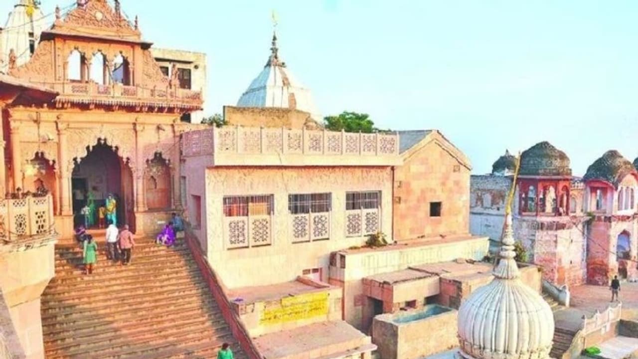 मथुरा: राधा रानी मंदिर में बरकरार रही 5000 साल पुरानी परंपरा, महिला सेवादार को नहीं मिला पूजा का अधिकार