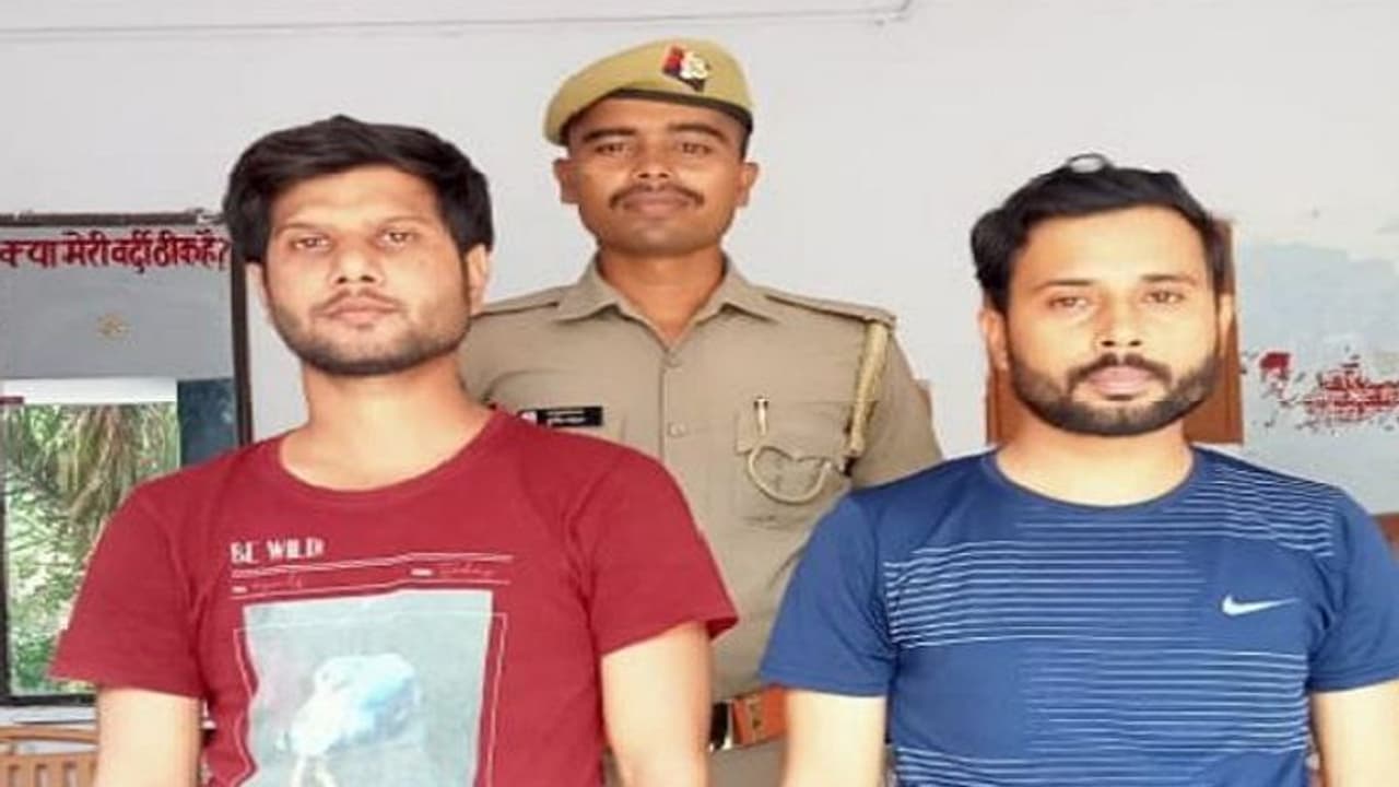 गंगा में नाव पर हुक्का पार्टी करने और नानवेज बनाने वाले 2 गिरफ्तार, अन्य की तलाश में जुटी पुलिस गंगा में नाव पर हुक्का पार्टी करने और नानवेज बनाने वाले 2 गिरफ्तार, अन्य की तलाश में जुटी पुलिस