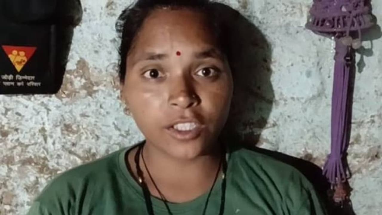 കുത്തിയൊഴുകുന്ന കനാലിൽ മുങ്ങിപ്പോയ യുവാവിനെ രക്ഷിച്ച് യുവതി, കൈക്കുഞ്ഞിനെ നിലത്തിട്ട് എടുത്തുചാടിയ ധീരത കുത്തിയൊഴുകുന്ന കനാലിൽ മുങ്ങിപ്പോയ യുവാവിനെ രക്ഷിച്ച് യുവതി, കൈക്കുഞ്ഞിനെ നിലത്തിട്ട് എടുത്തുചാടിയ ധീരത