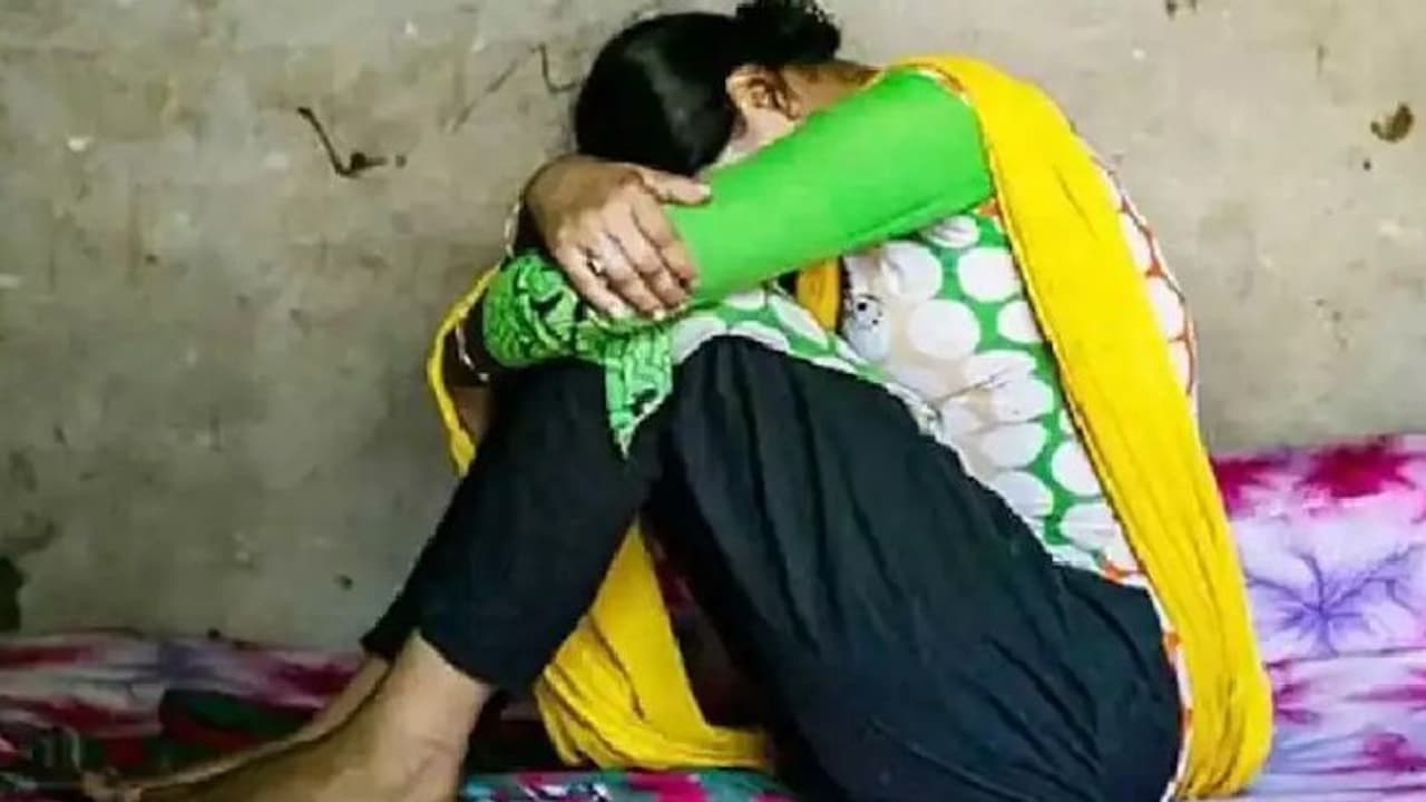 बच्चों के सामने दरिदों ने मां का किया गैंगरेप, मम्मी मम्मी चीखते रहे मासूम...न्यूड Video बनाकर किया शेयर बच्चों के सामने दरिदों ने मां का किया गैंगरेप, मम्मी मम्मी चीखते रहे मासूम...न्यूड Video बनाकर किया शेयर