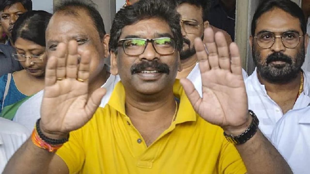 रायपुर से रांची लौट रहे विधायक, 5 दिन तक लग्जरी रिसोर्ट में ठहरे थे 31 MLA...कल CM सोरोन की अग्नि परीक्षा रायपुर से रांची लौट रहे विधायक, 5 दिन तक लग्जरी रिसोर्ट में ठहरे थे 31 MLA...कल CM सोरोन की अग्नि परीक्षा