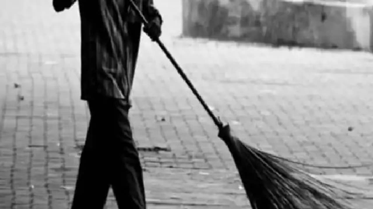 प्रयागराज: करोड़पति स्वीपर की टीबी से हुई मौत, खाते में निकले इतने लाख फिर भी नहीं कराया इलाज प्रयागराज: करोड़पति स्वीपर की टीबी से हुई मौत, खाते में निकले इतने लाख फिर भी नहीं कराया इलाज