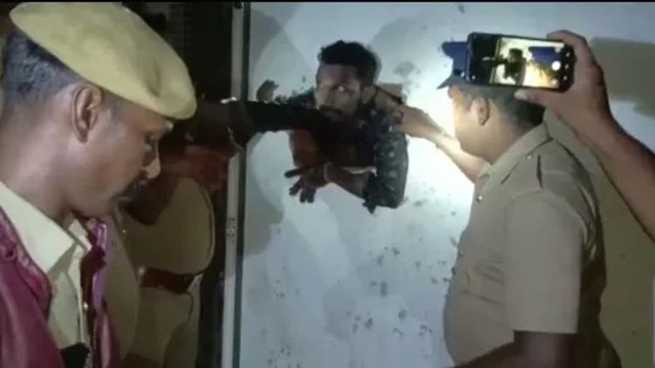 மதுபான கடையில் ஓட்டை போட்டு கொள்ளை முயற்சி… கொள்ளையர்கள் சிக்கியது எப்படி? மதுபான கடையில் ஓட்டை போட்டு கொள்ளை முயற்சி… கொள்ளையர்கள் சிக்கியது எப்படி?