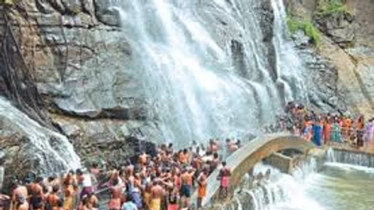 சீசன் முடிந்தும் குற்றால அருவிகளில் ஆர்பரித்து கொட்டும் தண்ணீர்.. அலைமோதும் மக்கள் கூட்டம்.. 