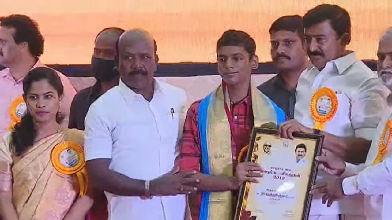 சிறந்த பாடலாசிரியர்... தமிழக அரசின் 3 விருதுகளை வென்ற நா.முத்துக்குமார் தந்தை சார்பில் விருது பெற்றார் மகன் சிறந்த பாடலாசிரியர்... தமிழக அரசின் 3 விருதுகளை வென்ற நா.முத்துக்குமார் தந்தை சார்பில் விருது பெற்றார் மகன்