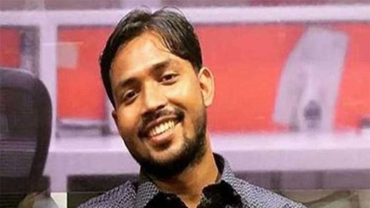 ఇది ప్రపంచ రికార్డే .. ! ఉపాధ్యాయుడికి ఏకంగా 7,000 రాఖీలు కట్టిన విద్యార్థులు.. ఎక్కడంటే.. ? ఇది ప్రపంచ రికార్డే .. ! ఉపాధ్యాయుడికి ఏకంగా 7,000 రాఖీలు కట్టిన విద్యార్థులు.. ఎక్కడంటే.. ?