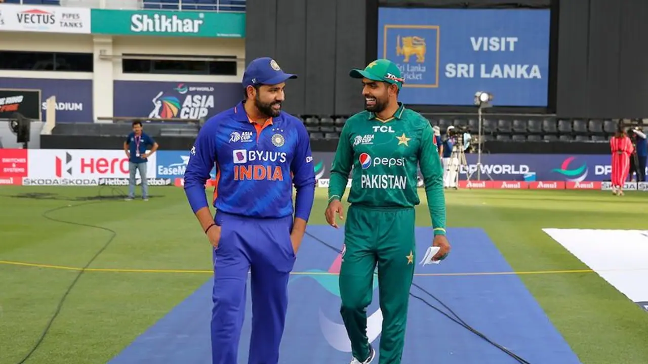 India vs Pakistan: डेथ ओवर्स में पाकिस्तान ने नर्व्स पर रखा काबू, कोहली को क्रीज पर फंसाया, पाक के पेसर कामयाब India vs Pakistan: डेथ ओवर्स में पाकिस्तान ने नर्व्स पर रखा काबू, कोहली को क्रीज पर फंसाया, पाक के पेसर कामयाब