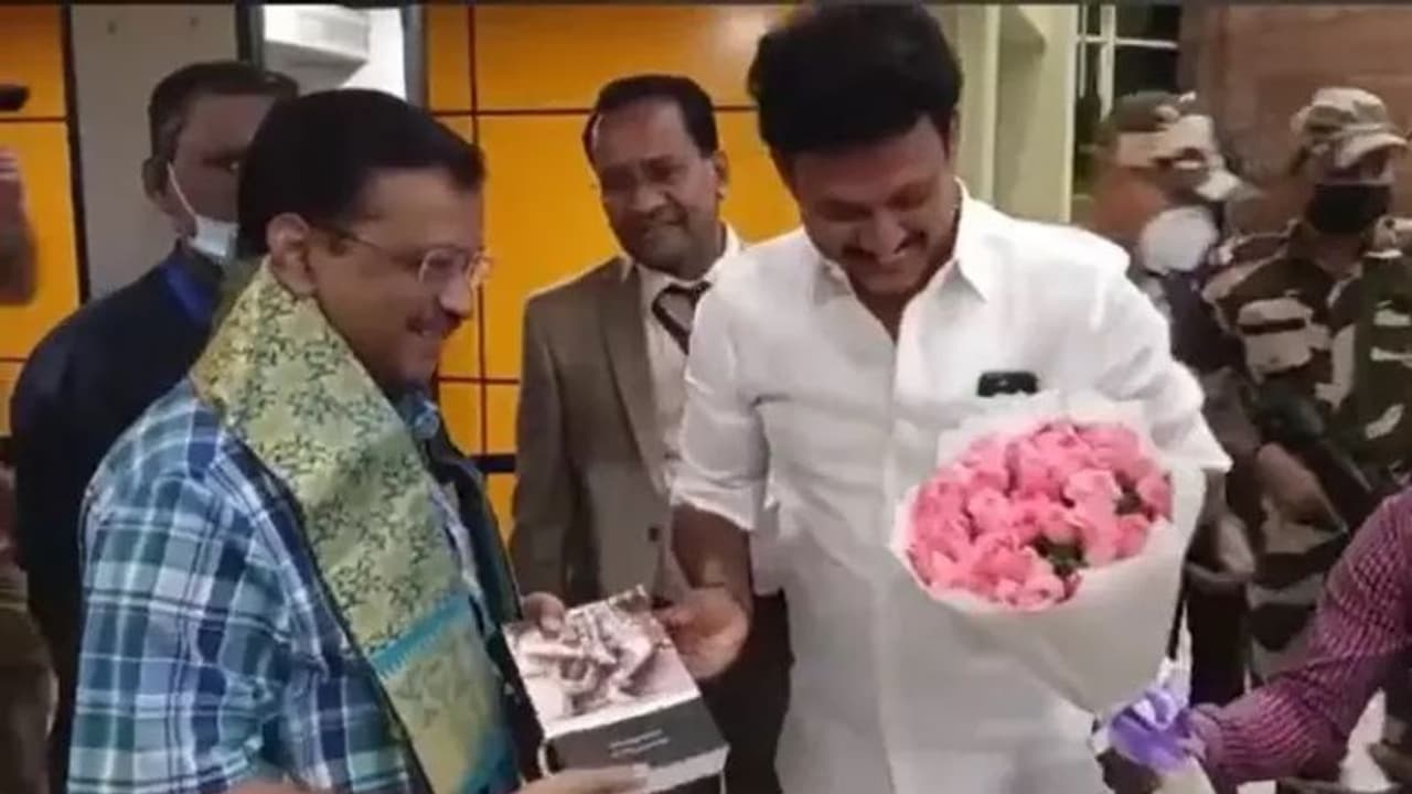 சென்னை வந்தடைந்தார் அரவிந்த் கெஜ்ரிவால்… புதுமைப்பெண் திட்டத்தை நாளை தொடங்கி வைக்கிறார்!!