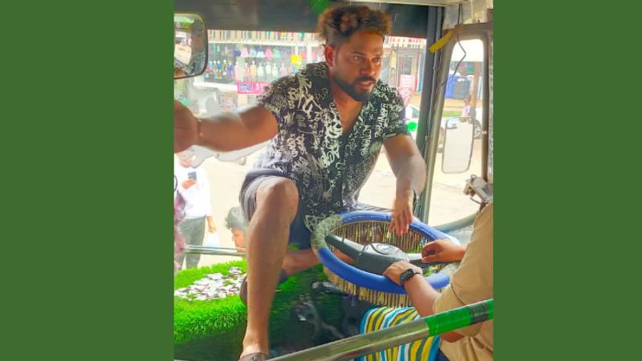 ബൈക്കിലിടിച്ചു, മൊബൈൽ വീണു പൊട്ടിയെന്ന് ആരോപിച്ച് ഡ്രൈവറെ ബസിൽ കയറിയിരുന്ന് മർദ്ദിച്ചു, തിരൂരിൽ അറസ്റ്റ് ബൈക്കിലിടിച്ചു, മൊബൈൽ വീണു പൊട്ടിയെന്ന് ആരോപിച്ച് ഡ്രൈവറെ ബസിൽ കയറിയിരുന്ന് മർദ്ദിച്ചു, തിരൂരിൽ അറസ്റ്റ്