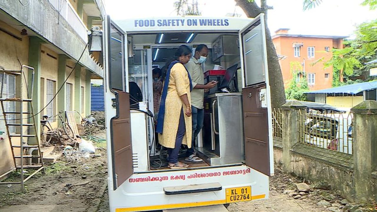 ഭക്ഷണ സാധനങ്ങളിലെ മായം പരിശോധിക്കാൻ ഉദ്യോഗസ്ഥരെത്തി, സാമ്പിളടക്കം തിരിച്ചുവാങ്ങി തിരിച്ചയച്ച് വ്യാപാരികൾ