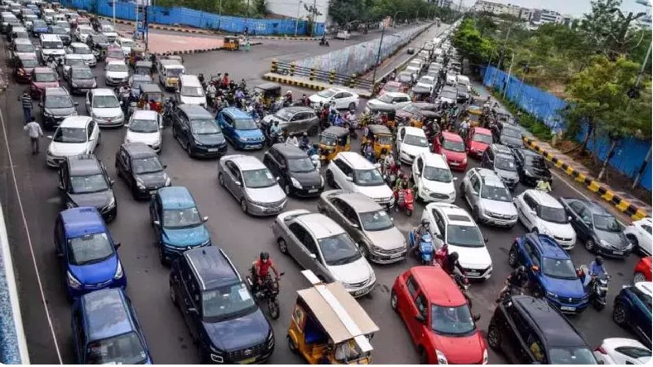 ഒരിടത്ത് ഒരേസമയം നൂറുകണക്കിന് ടാക്സികൾ, ഹാക്കർ നിയന്ത്രിച്ച ഓൺലൈൻ ടാക്സി ആപ്പ് പണിയിൽ കുരുങ്ങി റഷ്യൻ നഗരം ഒരിടത്ത് ഒരേസമയം നൂറുകണക്കിന് ടാക്സികൾ, ഹാക്കർ നിയന്ത്രിച്ച ഓൺലൈൻ ടാക്സി ആപ്പ് പണിയിൽ കുരുങ്ങി റഷ്യൻ നഗരം