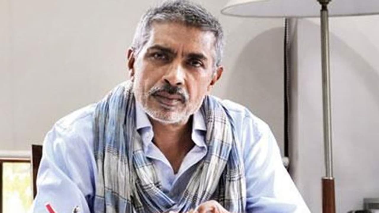 सुपरस्टार्स पर प्रकाश झा का तंज 'वो गुटखा बेचने में बिजी हैं, वक्त मिलता है तो घटिया रीमेक बना देते हैं' सुपरस्टार्स पर प्रकाश झा का तंज 'वो गुटखा बेचने में बिजी हैं, वक्त मिलता है तो घटिया रीमेक बना देते हैं'