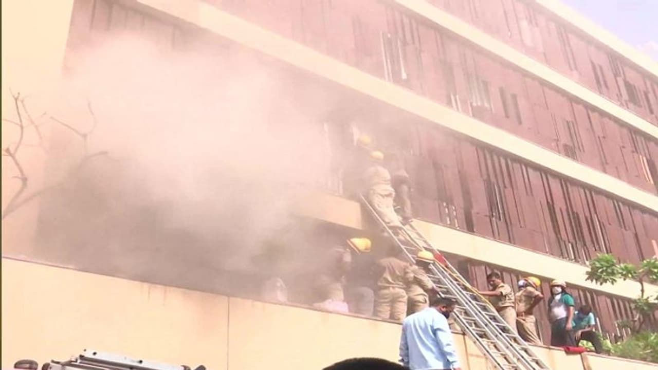 लखनऊ के लेवाना होटल में आग लगने से 4 की मौत, धुआं भरने से लोग बेहोश खिड़कियां तोड़ 18 को निकाला