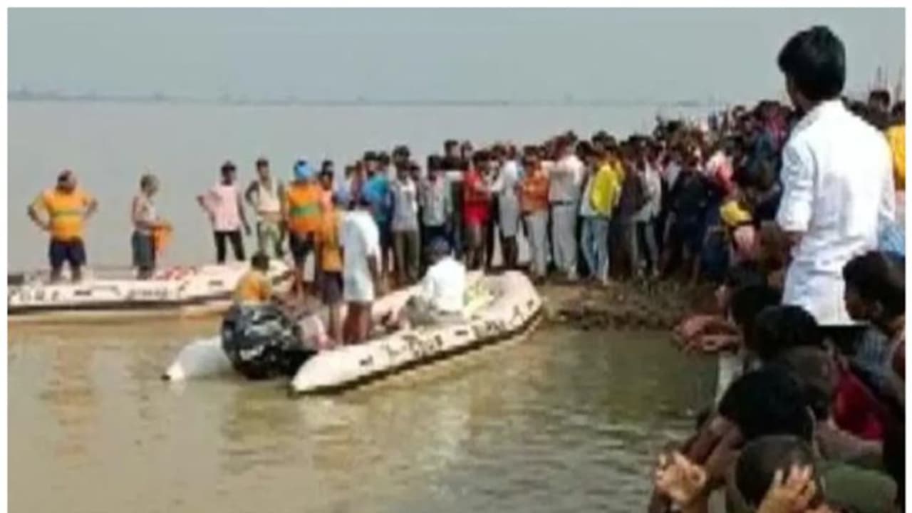 ബിഹാറിലെ ധാനാപൂരിൽ ബോട്ട് അപകടം പത്തോളം പേരെ കാണാതായി ,42 പേരെ രക്ഷപ്പെടുത്തി ബിഹാറിലെ ധാനാപൂരിൽ ബോട്ട് അപകടം പത്തോളം പേരെ കാണാതായി ,42 പേരെ രക്ഷപ്പെടുത്തി