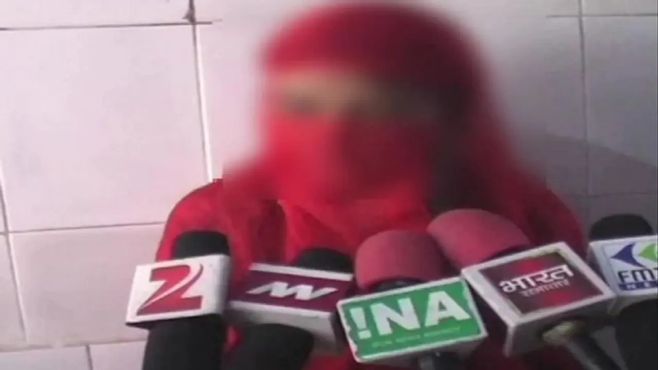 भतीजी के सामने चाचाओं ने उतार फेंके कपड़े, मुस्लिम लड़की कॉलेज ना जा सके इसलिए की यह शर्मनाक हरकत