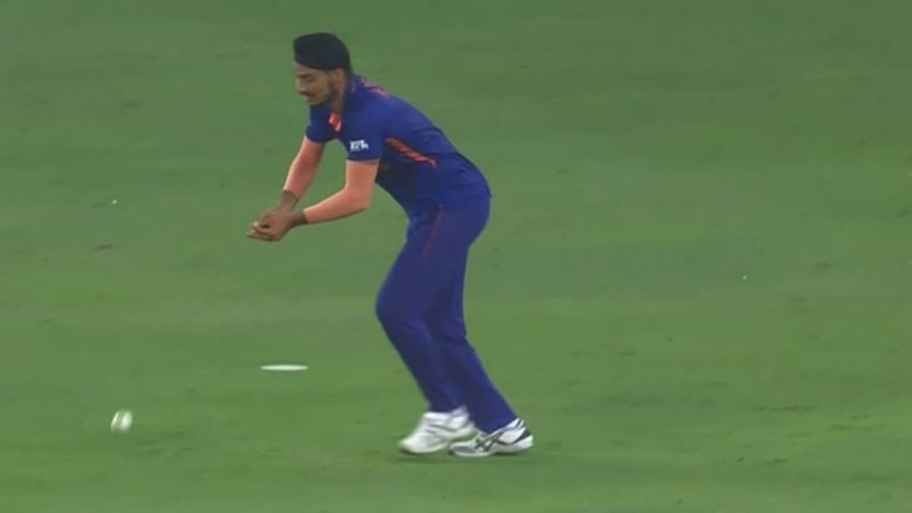 অর্শদীপের পাশে দাঁড়ালেন ভারত ও পাকিস্তানের ক্রিকেটাররা, কী বার্তা দিলেন তারা অর্শদীপের পাশে দাঁড়ালেন ভারত ও পাকিস্তানের ক্রিকেটাররা, কী বার্তা দিলেন তারা