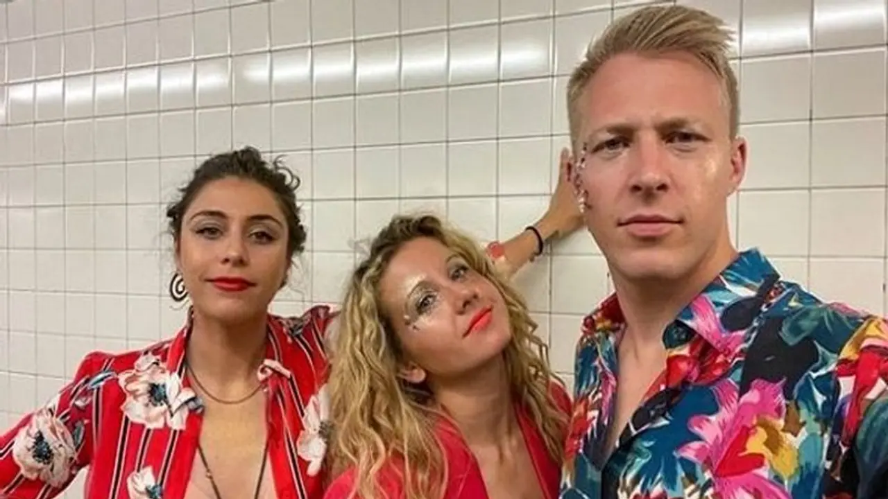 एक लड़की के दो प्रेमी, साइन किया है रोमांस का कॉन्ट्रैक्ट, फिजिकल होने के लिए बनाया टाइम टेबल