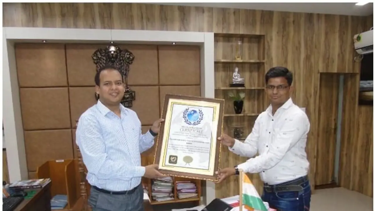 इस शिक्षक की पढ़ाई ने सबको किया हैरान, इतनी डिग्रियां ली कि बन गया वर्ल्ड रिकॉर्ड इस शिक्षक की पढ़ाई ने सबको किया हैरान, इतनी डिग्रियां ली कि बन गया वर्ल्ड रिकॉर्ड