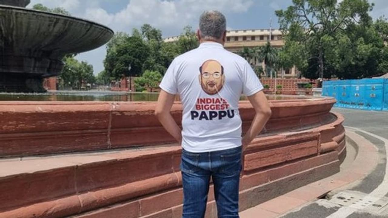 'ইন্ডিয়াস বিগেস্ট পাপ্পু' লেখা টি শার্ট পরে সংসদে ডেরেক, অভিষেকের 'বাণী' তৃণমূলের নতুন স্লোগান 'ইন্ডিয়াস বিগেস্ট পাপ্পু' লেখা টি শার্ট পরে সংসদে ডেরেক, অভিষেকের 'বাণী' তৃণমূলের নতুন স্লোগান